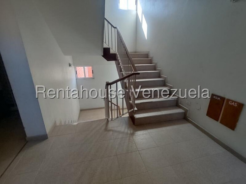 Impecable Apartamento. Ubicado En Conjunto Residencial, Que Cuenta Con Caminerias, Paisajismo, Cancha Deportiva, Seguridad. Son 109 Mts. Piso De Porcelanato Cocina A Remodelar, Dos Baños. Piso Bajo.
