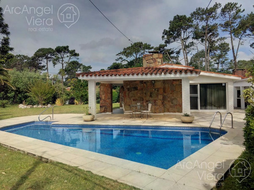 Casa Con Piscina Climatizada En Punta Del Este, Zona Shopping
