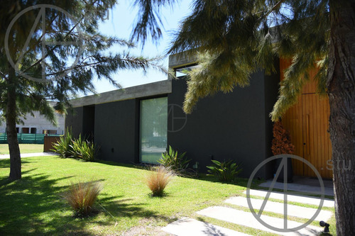 Casa En Venta 4 Ambientes En Naudir Escobar