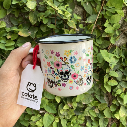 Imagen 1 de 3 de Taza Peltre 11oz Calaveras Flores