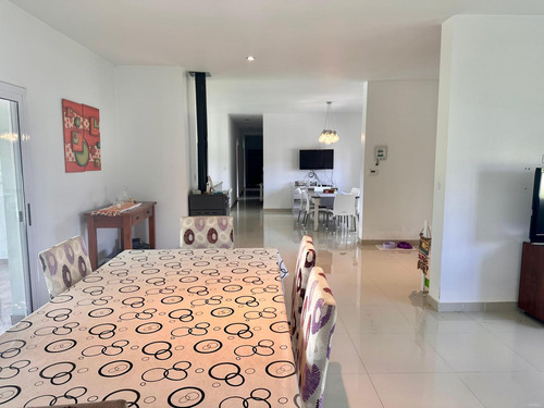 Casa En Venta 5 Ambientes Con Cochera, Pileta, Galeria