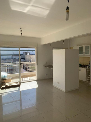 2 Amb Amplios Con Cochera Edificio Con Parrilla Y Pileta