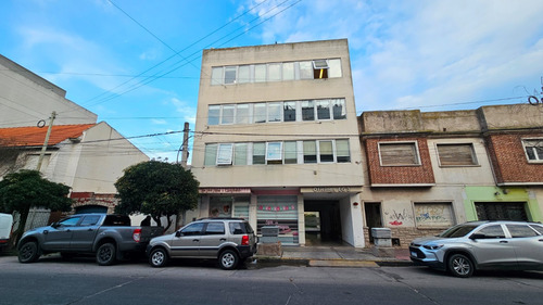 En Venta. Semipiso De Oficina Al Frente Con Cochera Propia. Zona Chauvin.