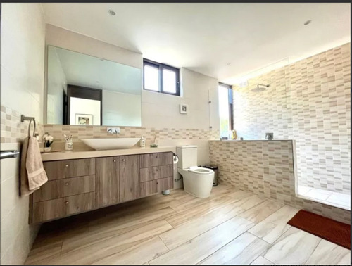 Venta De Espectacular Casa En Hacienda Chacabuco 5 Dorm.