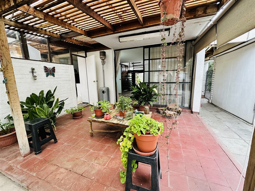 Casa En Venta De 5 Dorm. En Ñuñoa