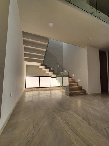 Residencia En Venta, Completamente Lista En Privada Con Casa Club De Lujo!