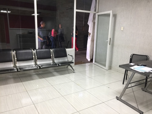 Imagen 7 de 14 de En Venta O Alquiler 715 M2. Galpón Con Oficinas, Exhibición, Av. Bella Vista