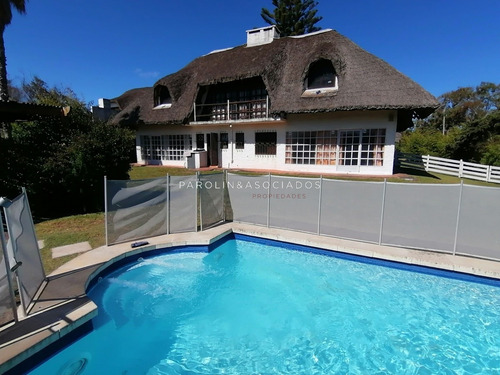 Casa De 5 Dormitorios En Pinares, Punta Del Este- Ref: 2705