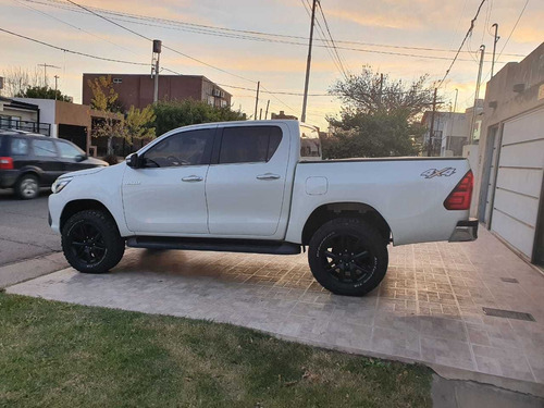 Imagen 4 de 8 de Toyota Hilux 2.8 Cd Srx 177cv 4x4 At 2017