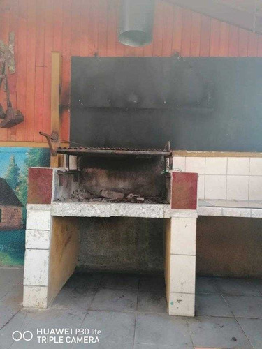 Casa De Esquina Con Excelente Ubicación
