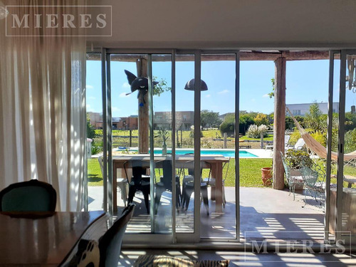 Casa En Venta Sobre Lote A La Laguna En El Cantón Barrio Islas