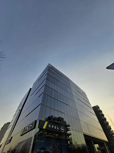 Oficina En Arriendo, Amplia Y Luminosa, En Las Condes