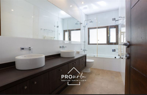 Casa En Venta De 7 Dorm. En La Reina