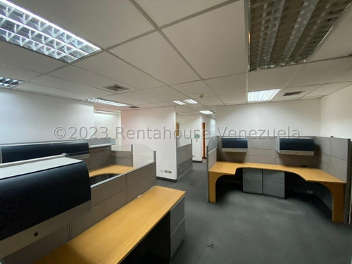 Imagen 11 de 14 de Amplia Y Cómoda Oficina De 206 Mts, Muy Bien Ubicada En El Corazón Del Rosal. Cuenta Con Mas De 15 Espacios De Trabajo, 5 Despachos Cerrados, Aire Acondicionado Central, Internet , 5 Puestos