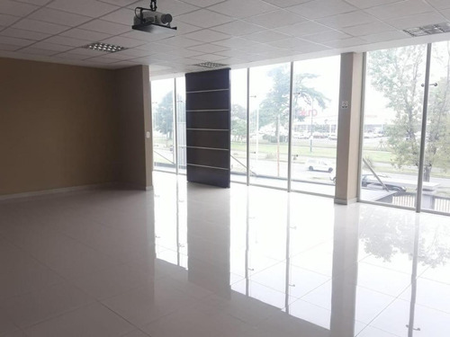 Imagen 9 de 20 de Galpon Con Oficinas Y Vestuarios