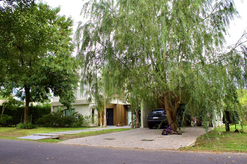 Vende - Casa Moderna, 5 Ambientes Con Piscina Y Gran Parque En Barrio Santa Ana