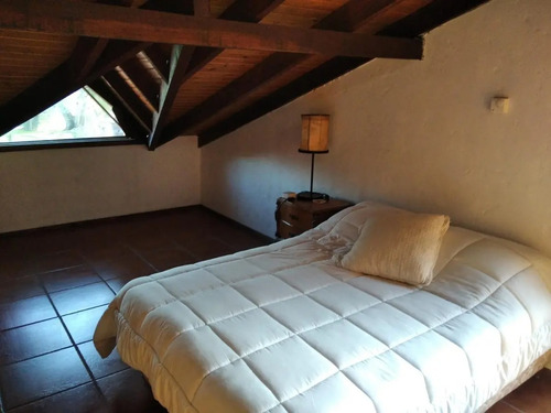 Vendo Hermosa Casa De 5 Dormitorios, 3 Baños, Jardín, Fondo Con Barbacoa Y Cochera, Actualmente Con Renta, Acepta Banco, Atlántida Sur.