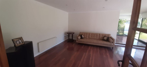 Casa En Venta De 5 Dorm. En Colina