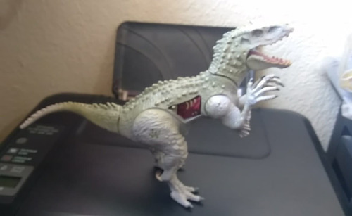 2015 Hasbro Jw Indominus Battle Damage Chomping 28cms (Usado)