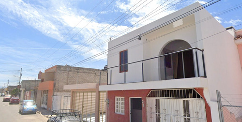 Casa En Venta De Dos Niveles, Ubicada En La Colonia Jacarandas Delegacion Tepic Nayarit