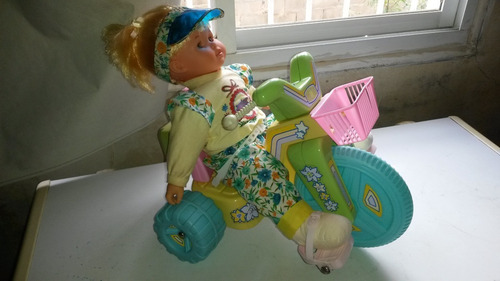Imagen 4 de 4 de Muñeca De Tela Con Triciclo De Bateria