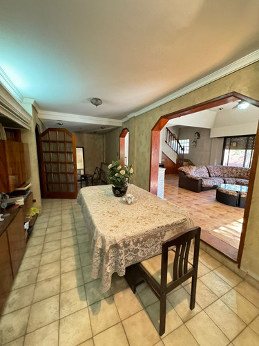 En Venta Piso Unico 6 Amb C/ Cochera, Balcones, Patio, Terraza Y Quincho En Lanus O (441)