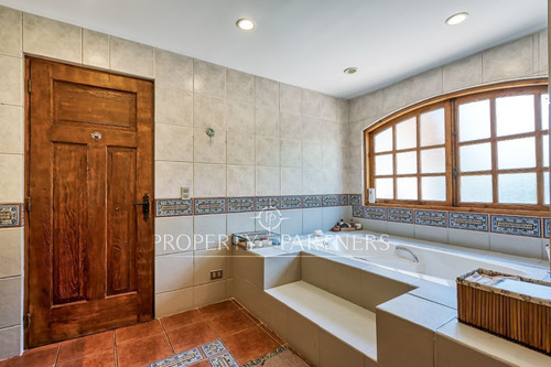 Acogedora Casa Estilo Colonial, Con Amplios Espaci...