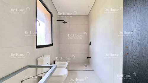 Casa En Barrio Privado En San Rafael, 3 Dormitorios, 1000 Metros Terreno, Calefacción