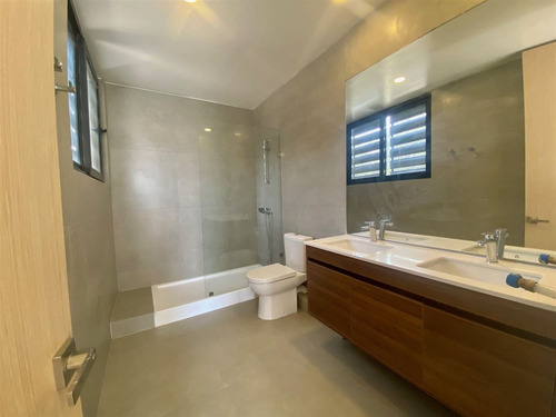 Moderna Casa Nueva En Venta 5 D En Suite Más Servicios.