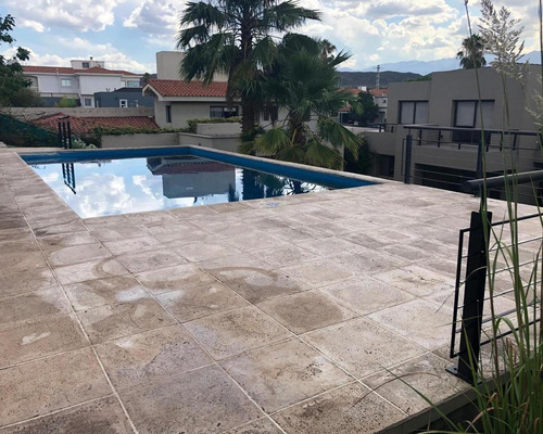 Casa En Alquiler - 4 Dormitorios 6 Baños - Cocheras - 1.224mts2 - Godoy Cruz