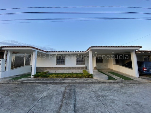 Imagen 2 de 30 de Casas Venta Villas De Yara Totalmente Remodelada Con Un Espectacular Estilo Moderno