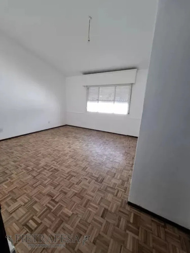 Casa En Alquiler, 3dormitorios, 1baño, Patio. Jardines Del Hipódromo.