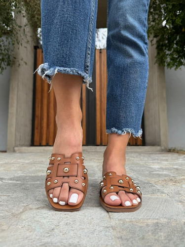 Sandalia De Piso Color Camel Con Estoperoles Para Dama Luné