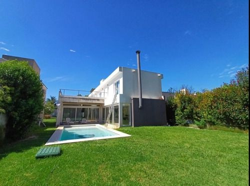 Hermosa Casa Con Pileta Ubicada En Moreno