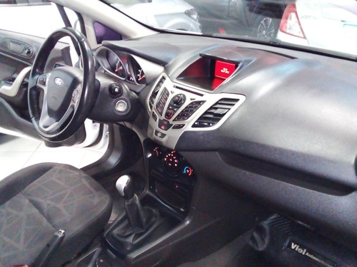 Imagen 4 de 14 de Ford Fiesta Kinetic Titanium Concesionario Gm