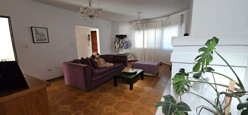 Excelente Oportunidad De Tres Dormitorios Con Dos Baños, Patio Verde.