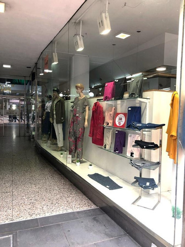 Imagen 3 de 10 de Venta Local Centro Sobre 18 De Julio Gran Vidriera