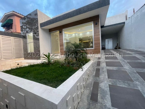 Imponente Casa Ubicada En Prestigiosa Urbanización El Parral, Completamente A Estrenar, Diseño Moderno Con Acabados De Lujo Inm, Pisos En Mármol Revestimiento En Porcelanato Italiano,