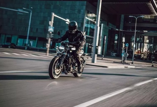 Husqvarna Svartpilen 200
