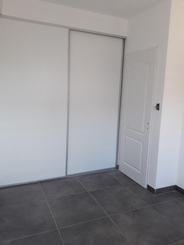 Duplex A Estrenar De 3 Ambientes Con Jardín Y Cochera