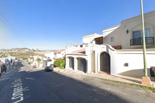 Casa Ubicada En Fracc. Lomas Altas Iv, Chihuahua, Chih. Con 5 Recamaras Y 296m2. Muy Cerca De Parque Metropolitano Tres Presas El Rejón.