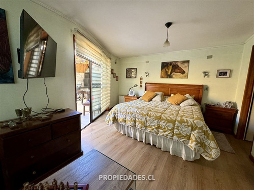 Casa En Venta De 4 Dorm + Servicio En Las Condes