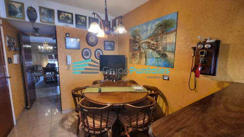 Excelente Piso Con 4 Dormitorios En Pleno Centro De Monte Grande Con Vista Abierta A La Plaza