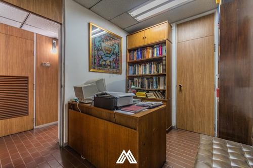 Oficinas O Consultorios Con 2 Garajes Y Fondo