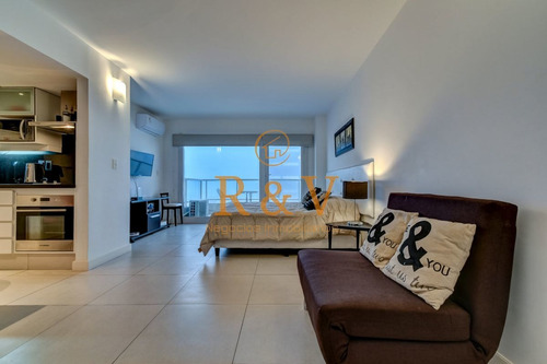 Imagen 3 de 21 de Venta De Apartamento Monoambiente Con Terraza Y Garaje En El Corazón De La Península, Punta Del Este