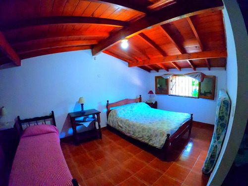 Chalet Con Todos Los Servicios, Quincho Cubierto. Parque.