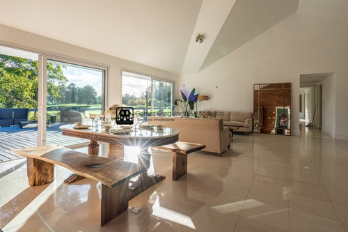 Casa Sobre El Green Del Hoyo 7 Del Cantegril Country Club- Ref: 1736