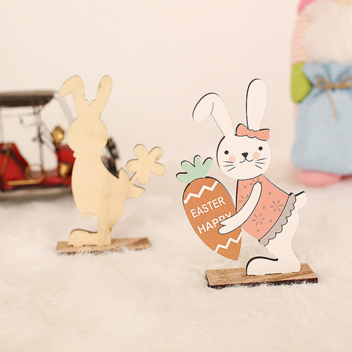 Accesorios Lindos De La Decoración De Sosteniendo Zanahoria