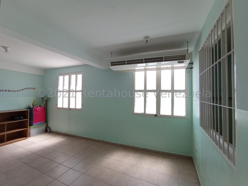 Excelente Propiedad Para Invertir, Casa 6h7b, 2 Plantas, Terraza, Con Excelente Ubicación Y Vigilancia 24/7. Hasiso.