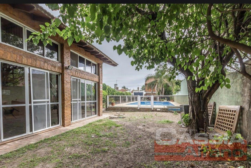 Chalet Impecable Estado, 4 Dormitorios, 4 Baños, Garage Pasante, Fondo Libre Con Quincho Y Piscina